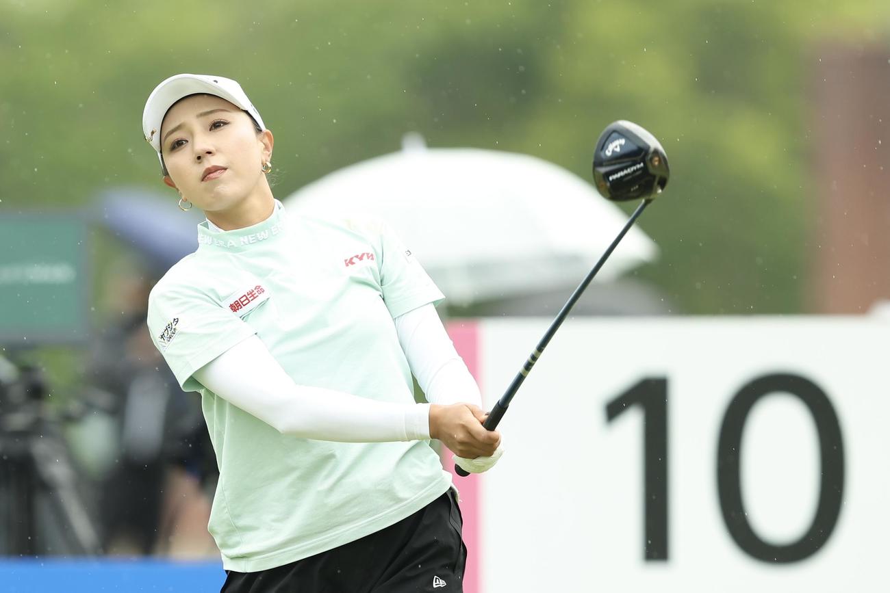 10番、ティーショットを放つ宮田（撮影・河田真司）