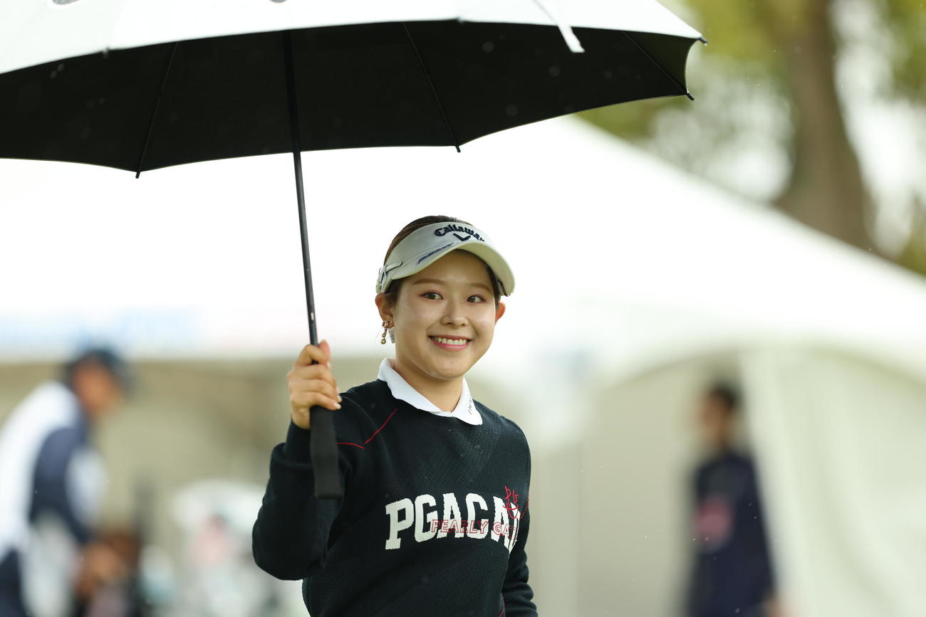 1番、ティーショット後に笑顔で移動する吉田（撮影・河田真司）