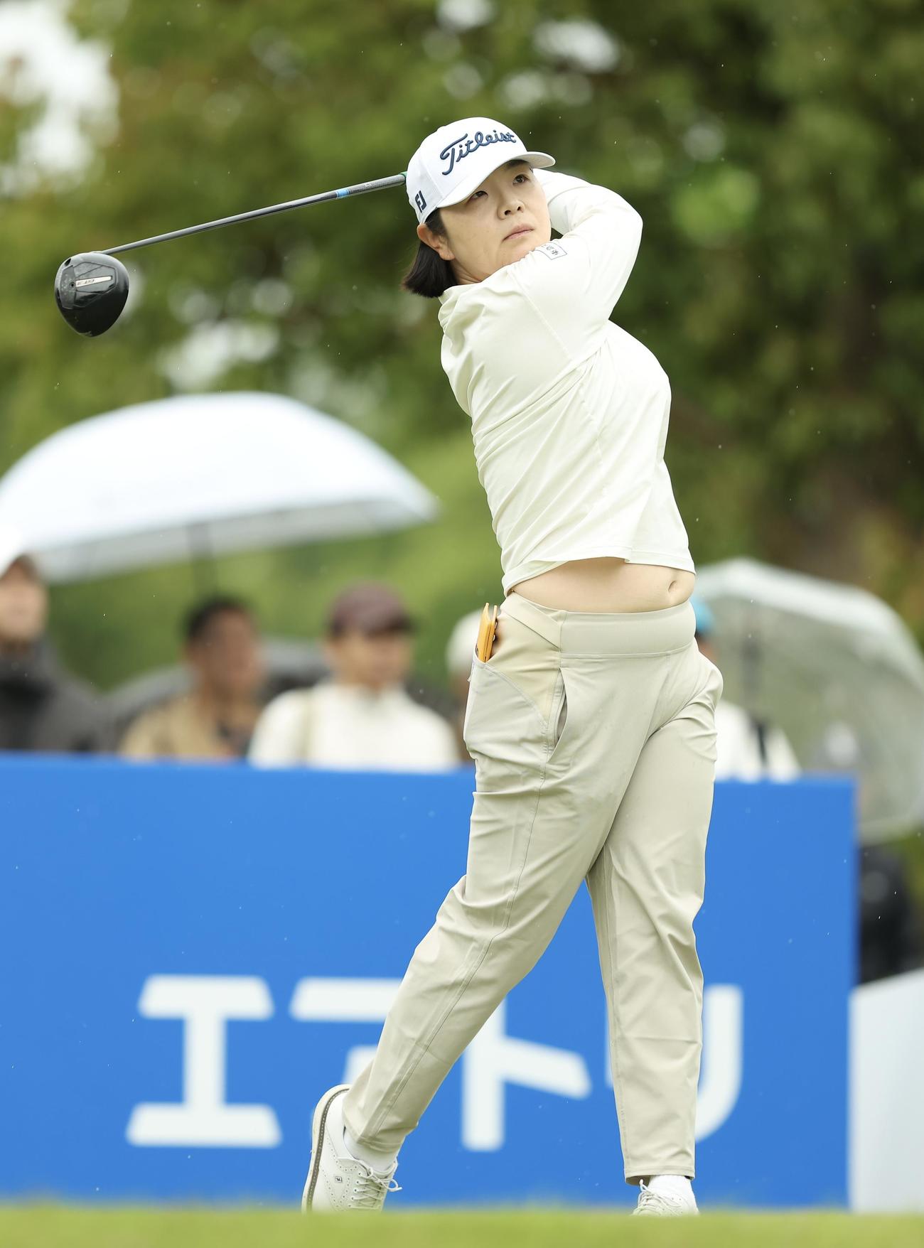 1番、ティーショットを放つイ・ミニョン（撮影・河田真司）