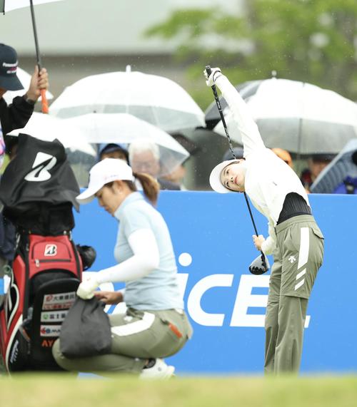 1番、ストレッチする青木香（撮影・河田真司）