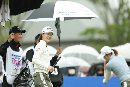 1番、笑顔を見せる青木香（撮影・河田真司）