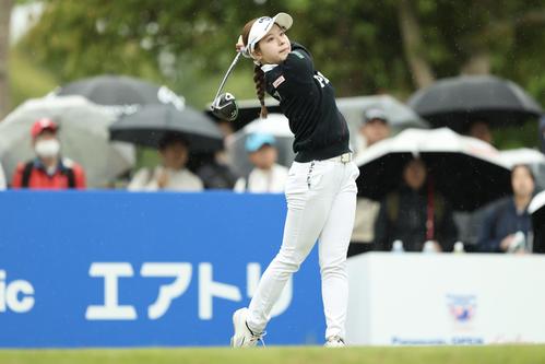 1番、ティーショットを放つ吉田（撮影・河田真司）