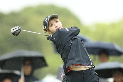 10番、ティーショット後に移動する都玲華（撮影・河田真司）