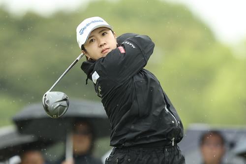 10番、ティーショットを放つ泉田（撮影・河田真司）