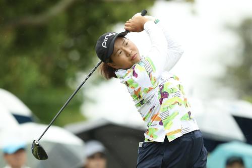 1番、ティーショットを放つ徳永（撮影・河田真司）