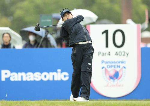 10番、ティーショットを放つ小倉（撮影・河田真司）