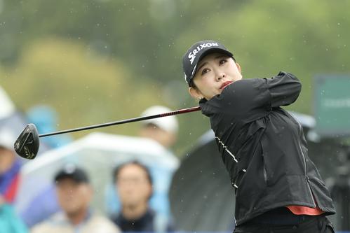 10番、ティーショットを放つ内田（撮影・河田真司）