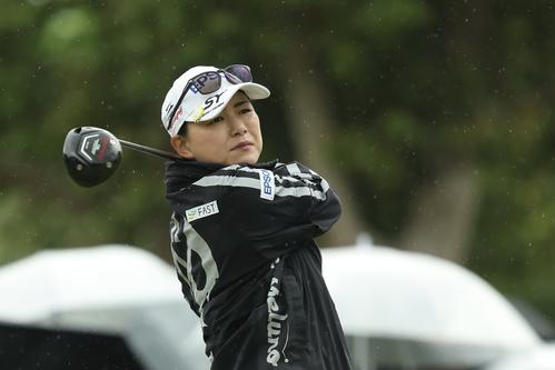 1番、ティーショットを放つ横峯（撮影・河田真司）