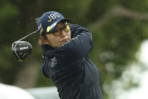 1番、ティーショットを放つ藤田さ（撮影・河田真司）