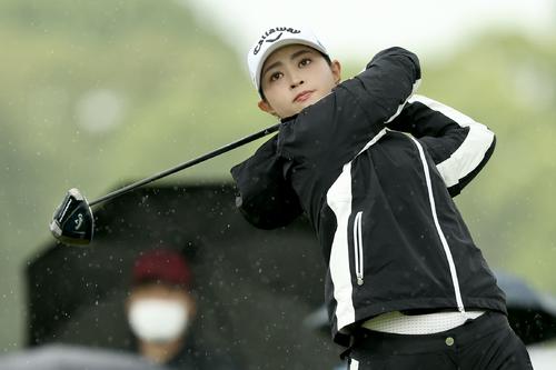 10番、ティーショットを放つ柏原（撮影・河田真司）