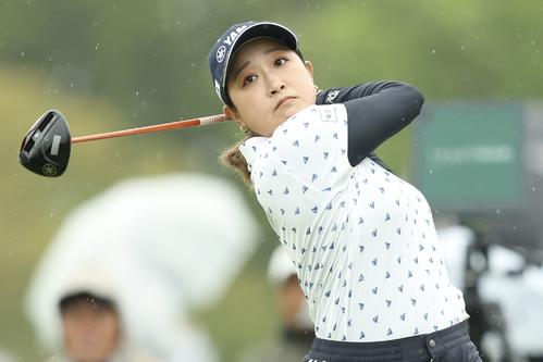 10番、ティーショットを放つ高木（撮影・河田真司）