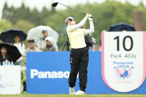 10番、ティーショットを放つ荒木（撮影・河田真司）