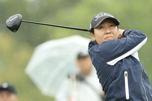 10番、ティーショットを放つ肥後（撮影・河田真司）