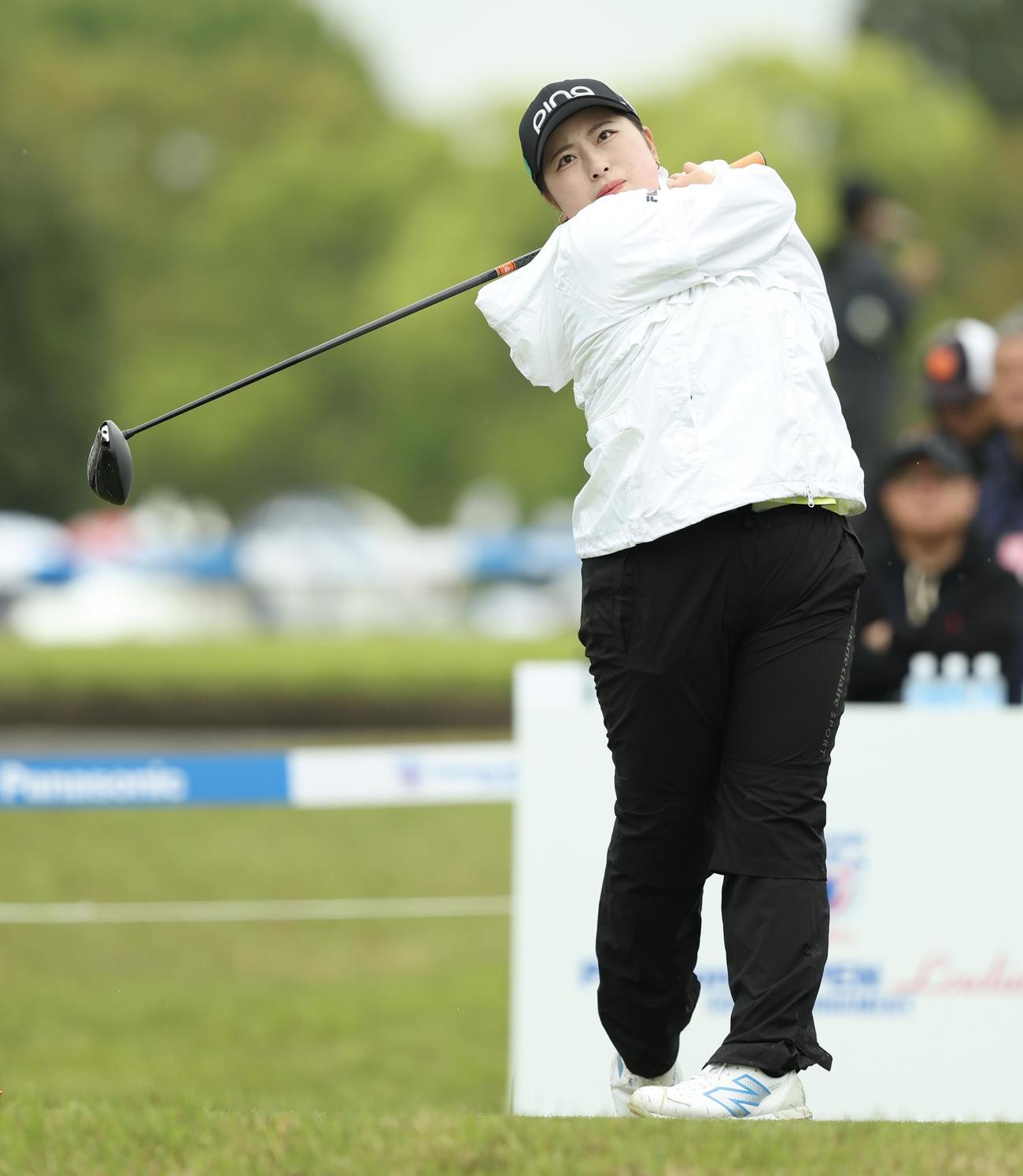 10番、ティーショットを放つ奥山（撮影・河田真司）