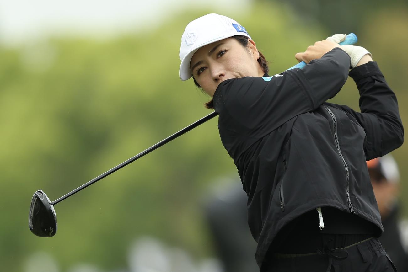 10番、ティーショットを放つ岡山（撮影・河田真司）