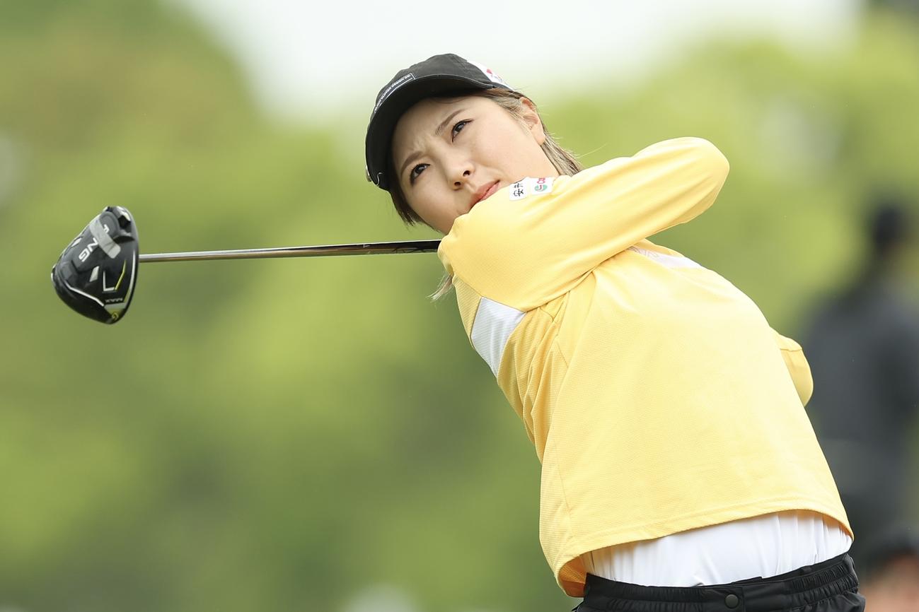 10番、ティーショットを放つ小野（撮影・河田真司）