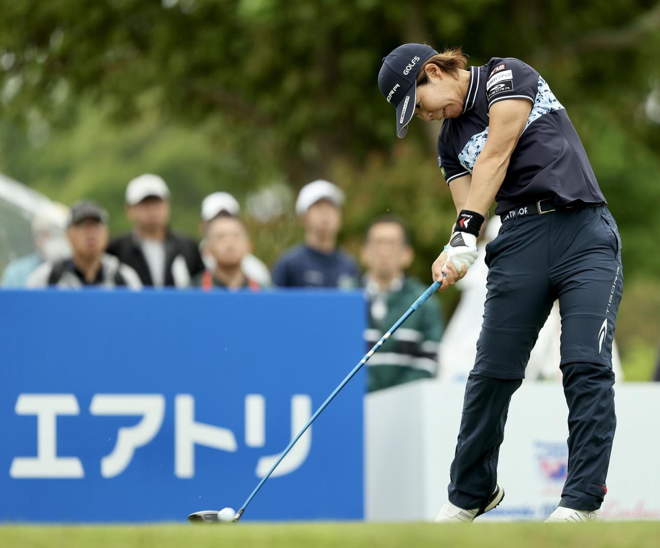 1番、ティーショットを放つ穴井（撮影・河田真司）