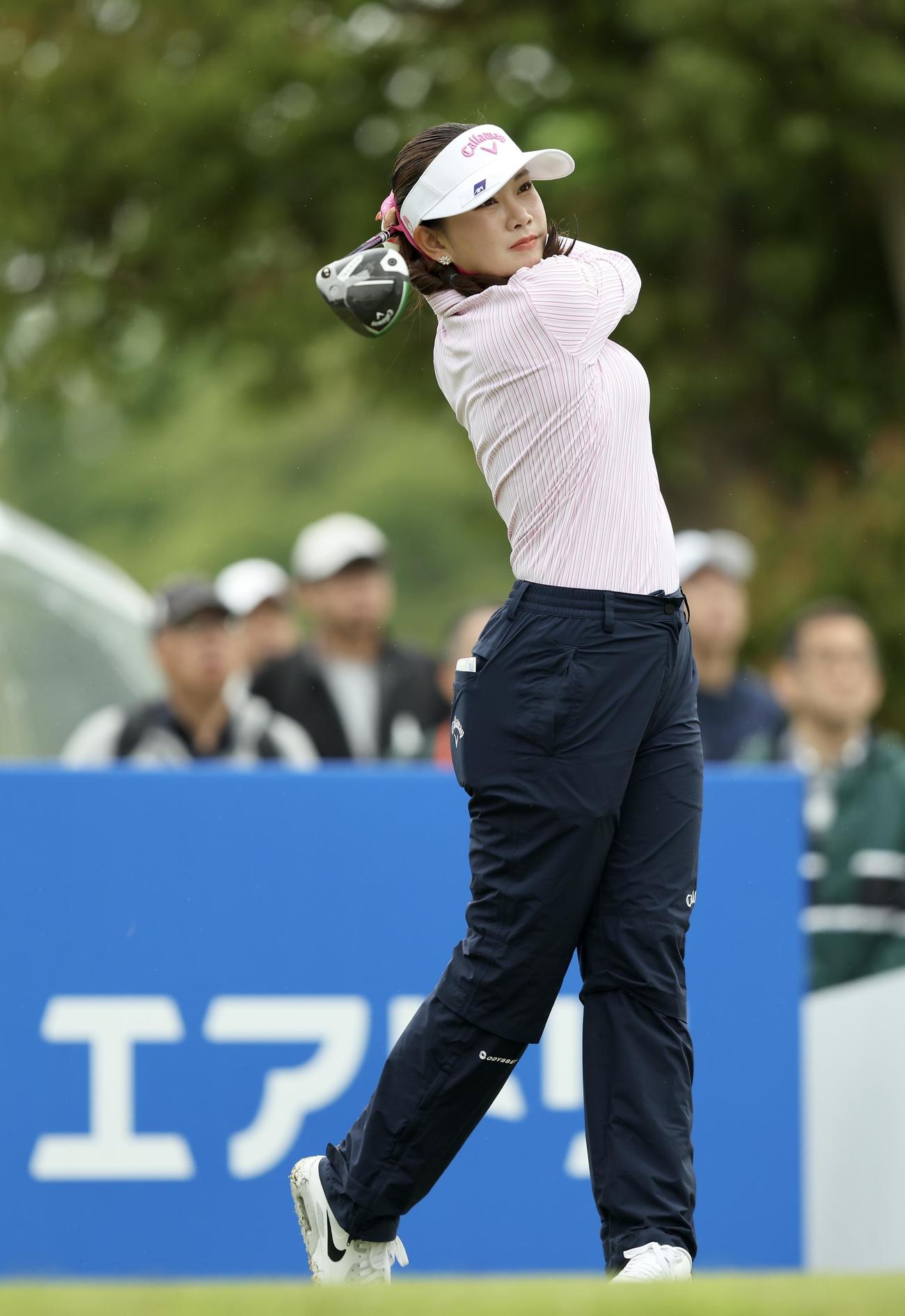 1番、ティーショットを放つ河本（撮影・河田真司）