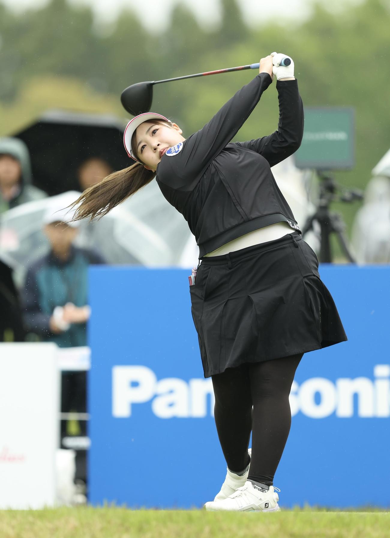 10番、ティーショットを放つ小林（撮影・河田真司）