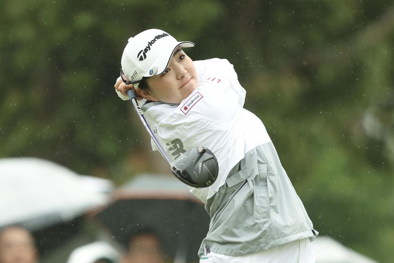 1番、ティーショットを放つ山内（撮影・河田真司）