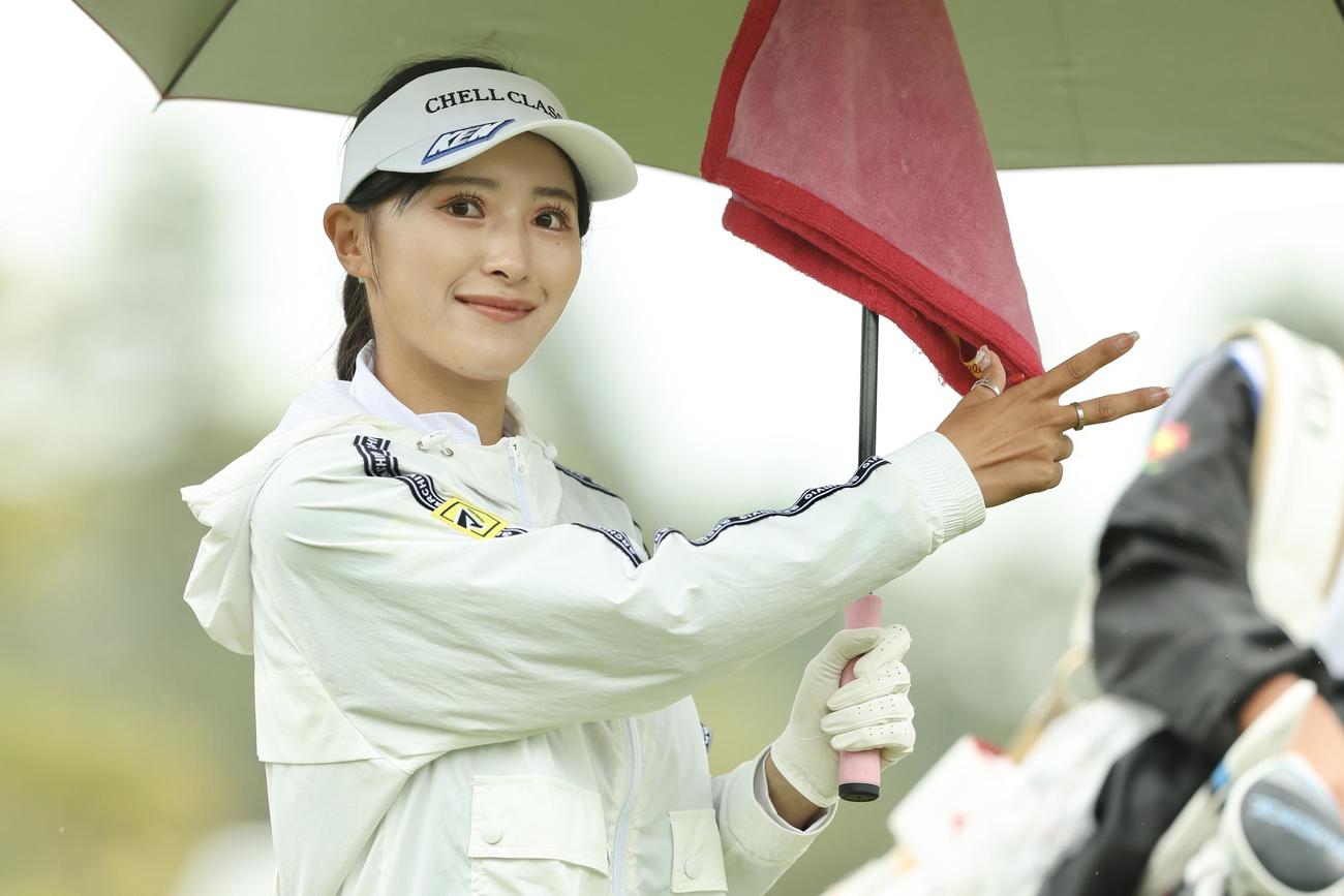 1番、ティーショット後に笑顔で移動する臼井（撮影・河田真司）