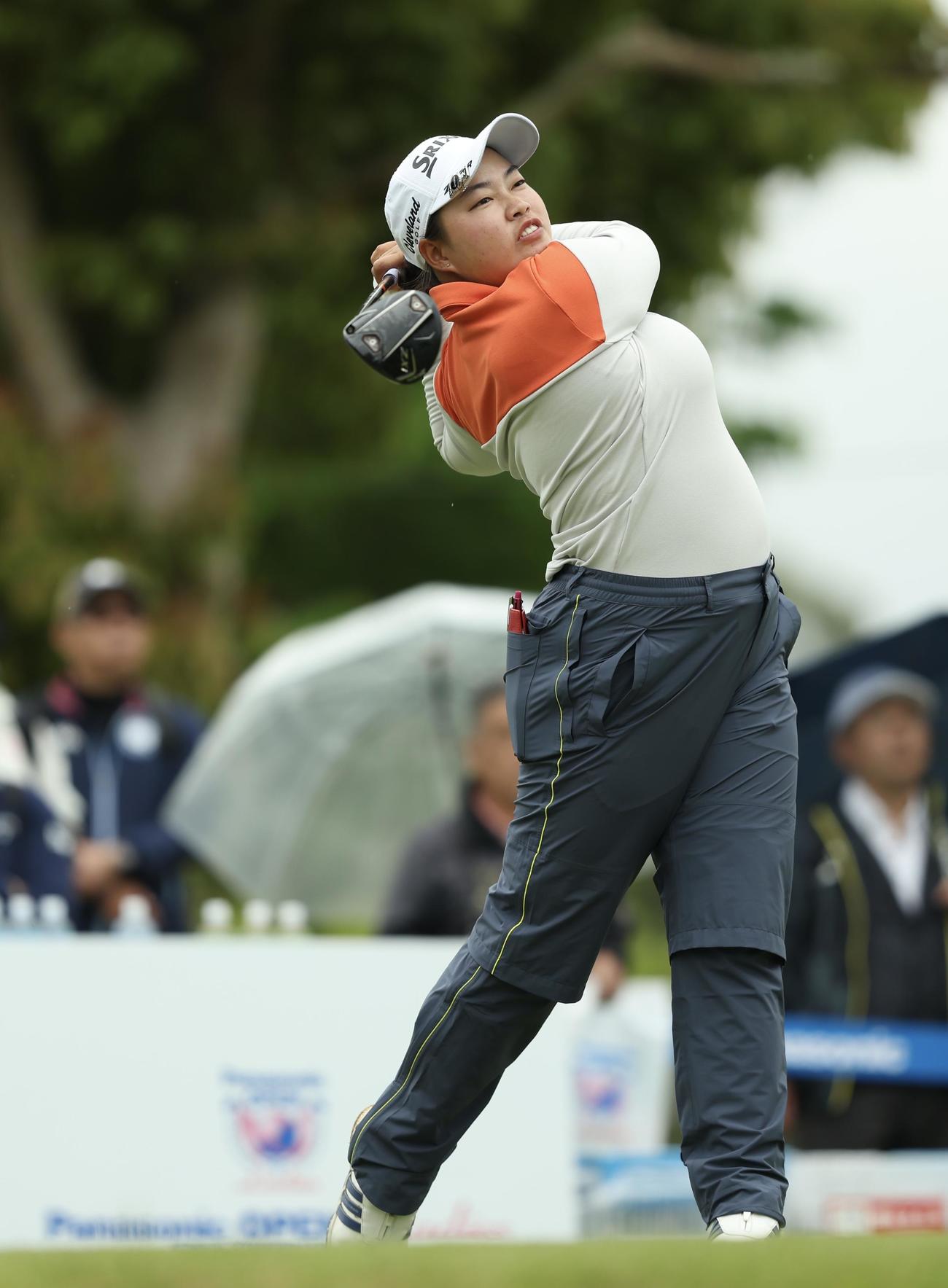 1番、ティーショットを放つ入谷（撮影・河田真司）