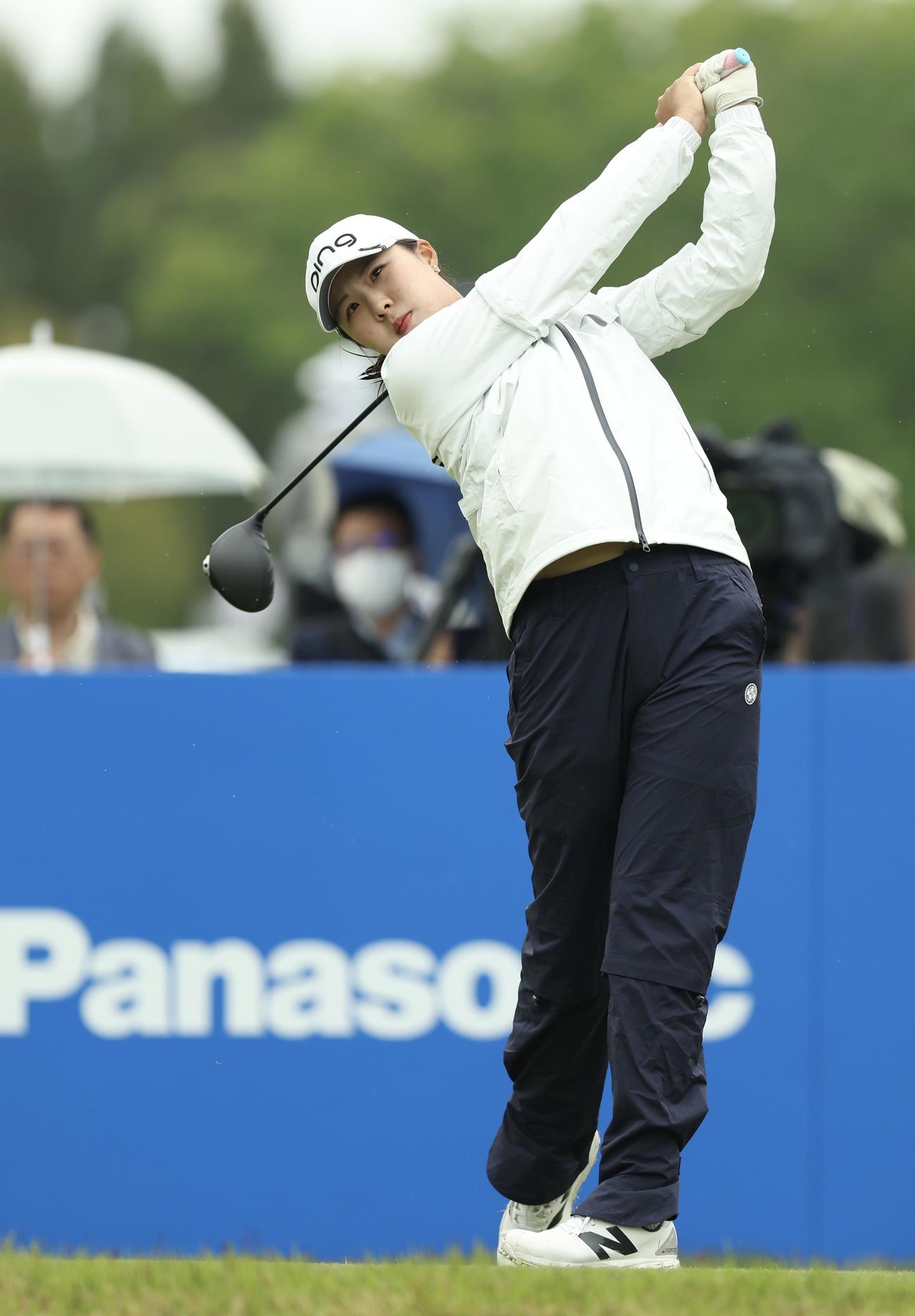 10番、ティーショットを放つ高野（撮影・河田真司）