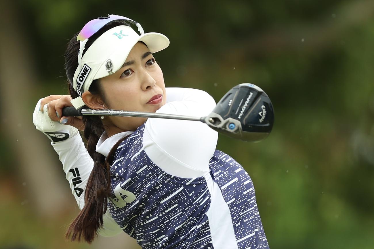 1番、ティーショットを放つ天本（撮影・河田真司）