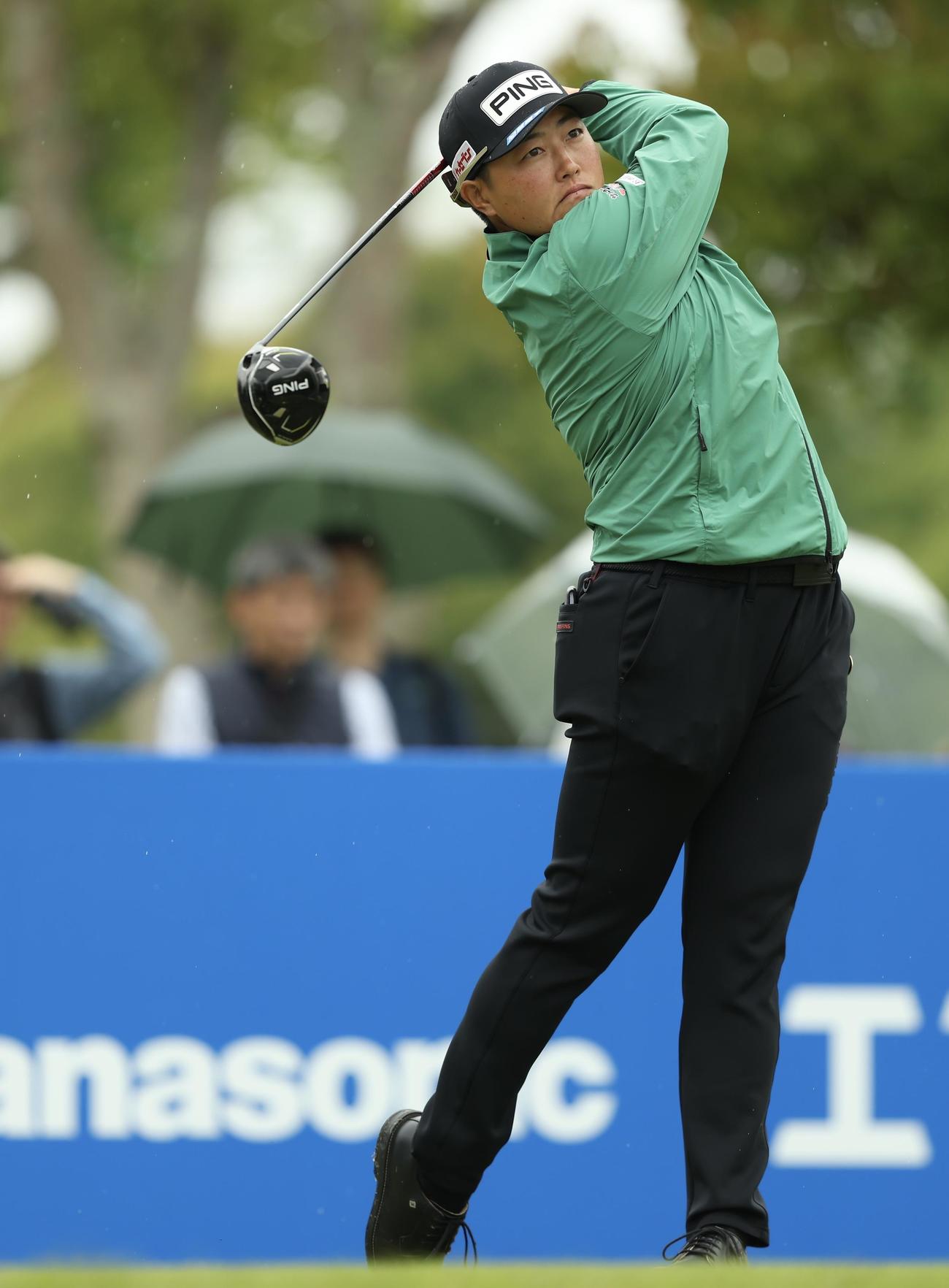 1番、ティーショットを放つ工藤（撮影・河田真司）