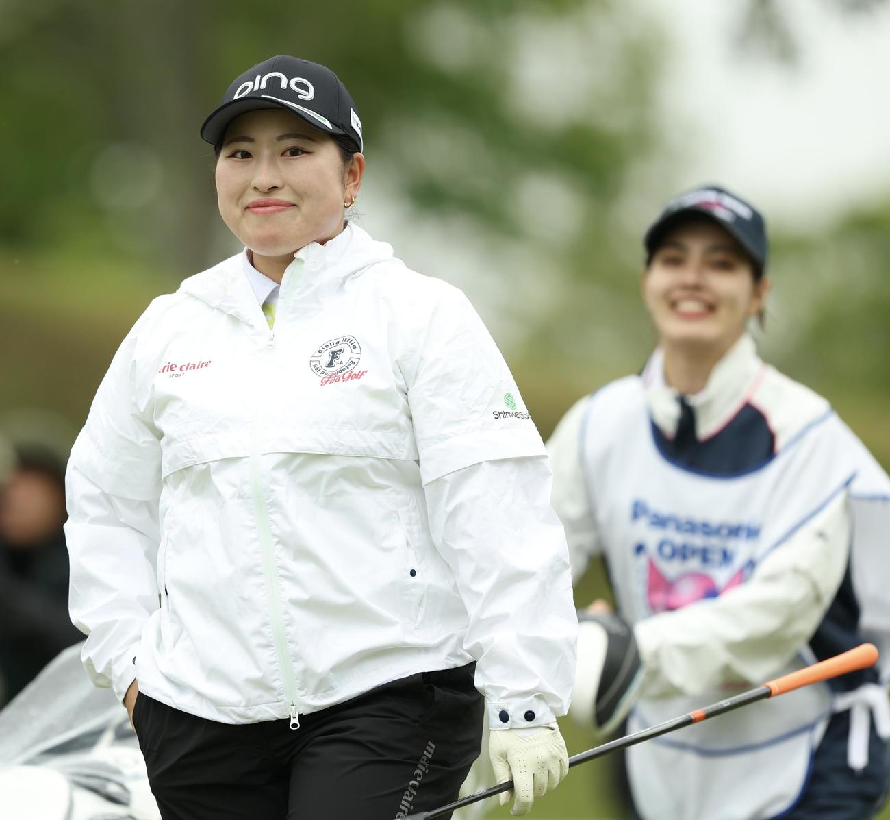 10番、ティーショット後に笑顔で移動する奥山（撮影・河田真司）
