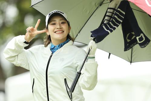 10番、ティーショット後にピースしながら移動する安田彩（撮影・河田真司）