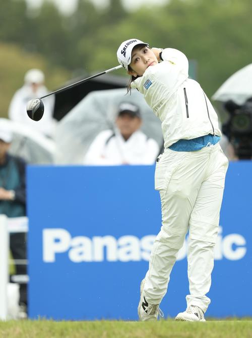 10番、ティーショットを放つ安田彩（撮影・河田真司）