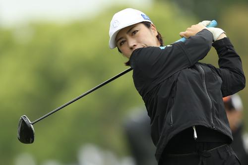 10番、ティーショットを放つ岡山（撮影・河田真司）