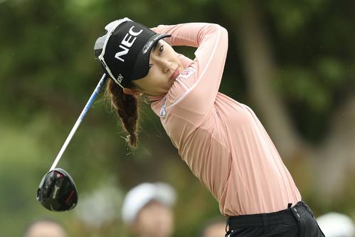 1番、ティーショットを放つ安田祐（撮影・河田真司）