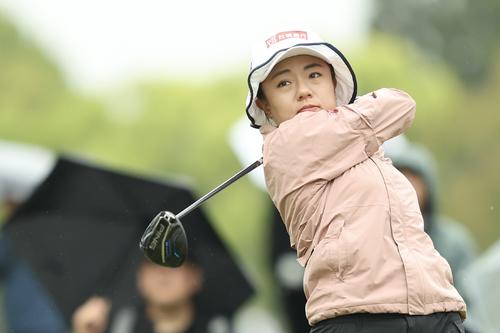 10番、ティーショットを放つサイ・ペイイン（撮影・河田真司）