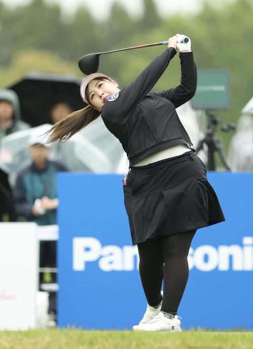 10番、ティーショットを放つ小林（撮影・河田真司）