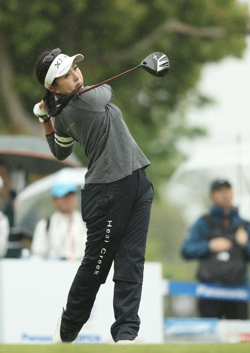 1番、ティーショットを放つ青木瀬（撮影・河田真司）