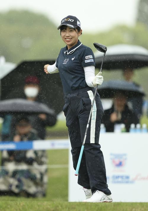 10番、ティーショットを放ち、笑顔を見せる菅沼（撮影・河田真司）