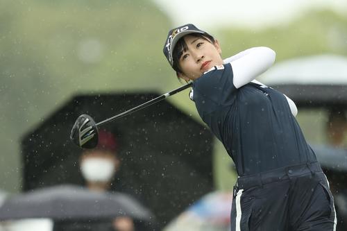 10番、ティーショットを放つ菅沼（撮影・河田真司）