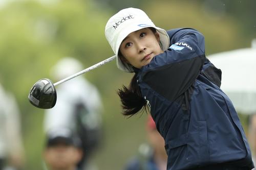 10番、ティーショットを放つ篠崎（撮影・河田真司）