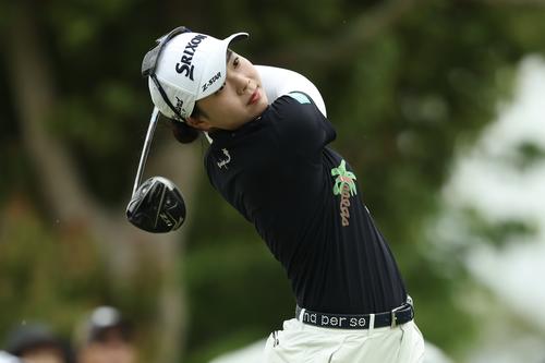 1番、ティーショットを放つ菅（撮影・河田真司）