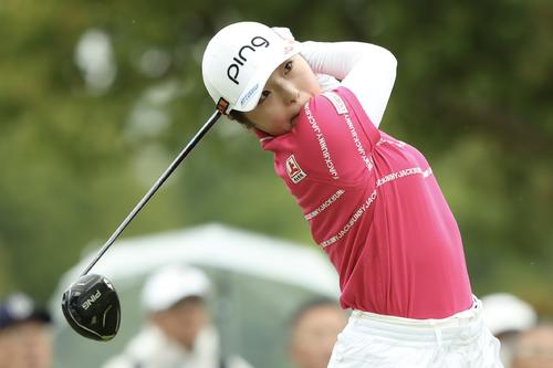 1番、ティーショットを放つ佐久間（撮影・河田真司）