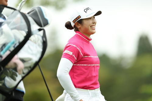 1番、ティーショット後に笑顔で移動する佐久間（撮影・河田真司）