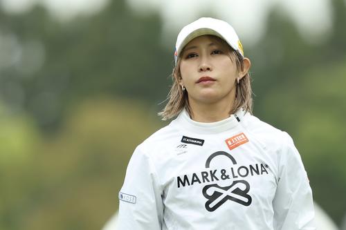 10番、ティーショットを放ち打球の行方を見つめる金田（撮影・河田真司）