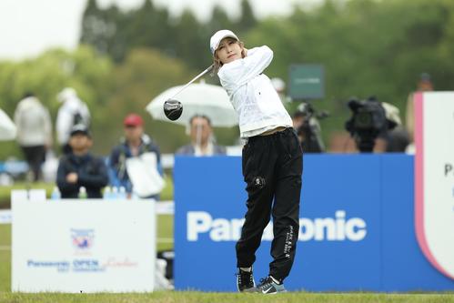 10番、ティーショットを放つ金田（撮影・河田真司）