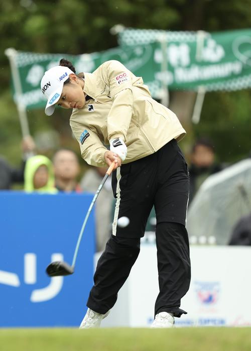 1番、ティーショットを放つ中村（撮影・河田真司）