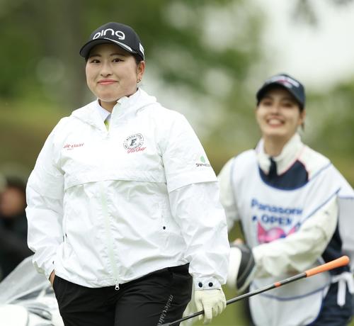 10番、ティーショット後に笑顔で移動する奥山（撮影・河田真司）