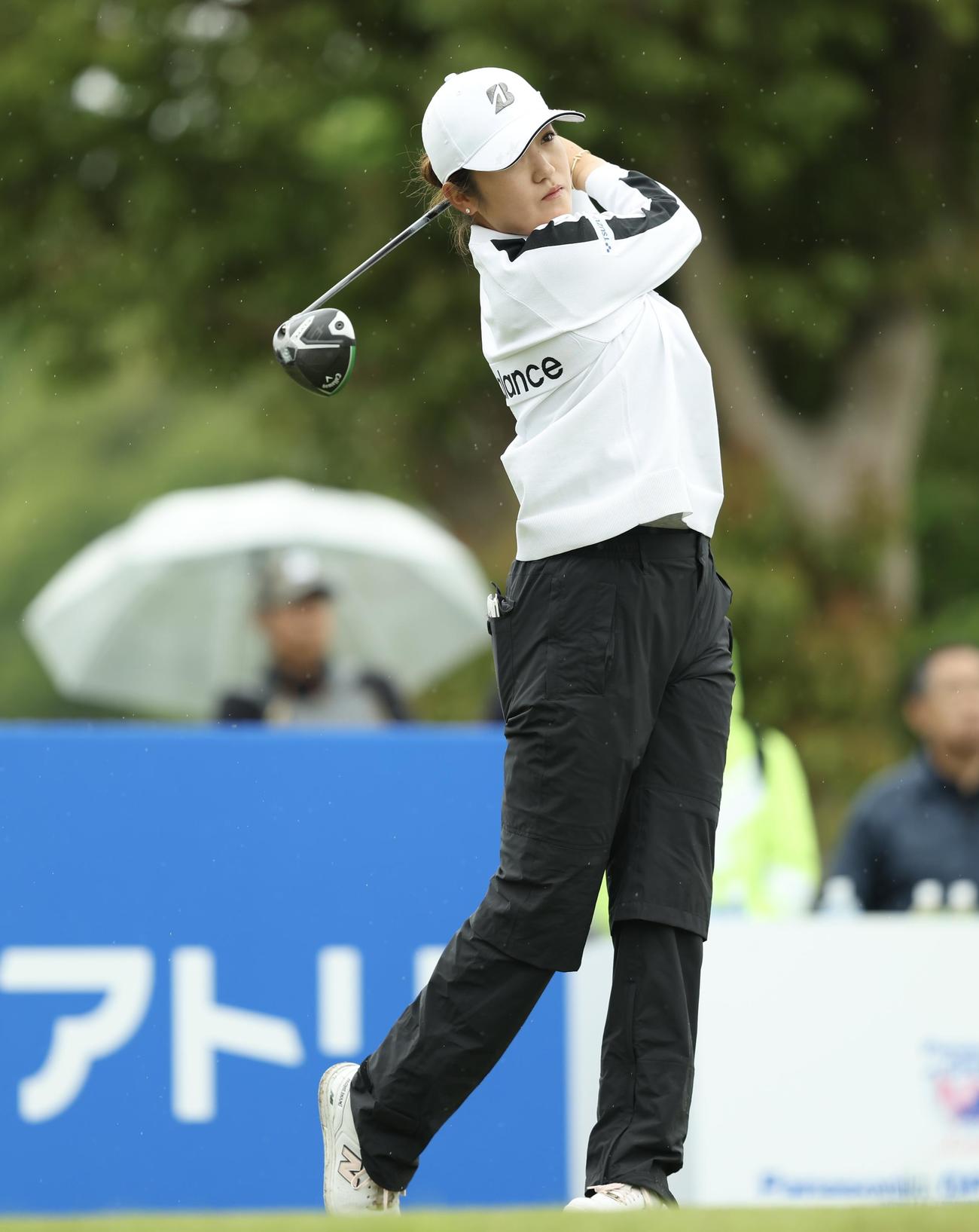 1番、ティーショットを放つ稲見（撮影・河田真司）