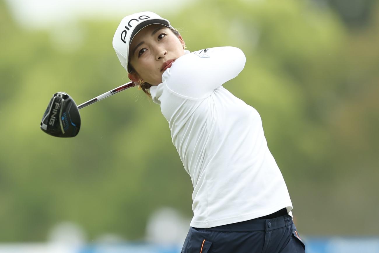 10番、ティーショットを放つ大出（撮影・河田真司）