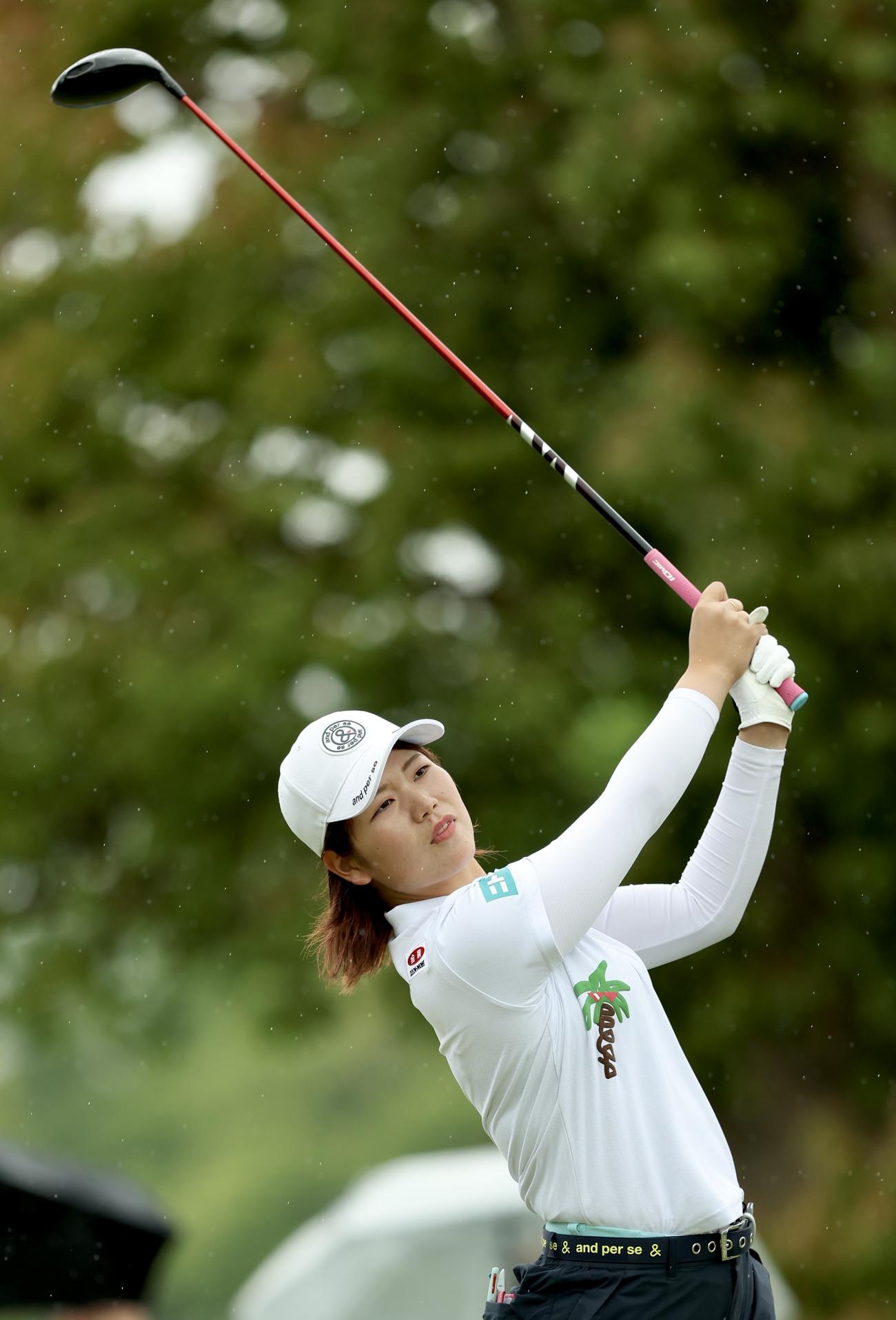 1番、ティーショットを放つ桜井（撮影・河田真司）